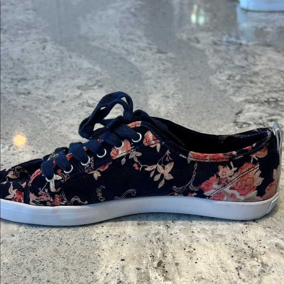 NWOB GUESS Women's Navy and Pink Floral Sneakers - Picture 8 of 10